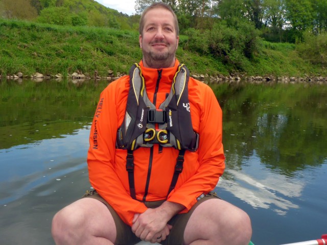 Diese Rettungsweste ist nicht geliehen, sondern eine automatische Rettungsweste zum Hochsee-Segeln aus meinem Privatbesitz. Sie bl�st sich automatisch auf wenn man ins Wasser f�llt, und ist deutlich bequemer und teurer als die Teile aus dem Standard-Fundus der Bootsverleiher. F�r die Lahn hoffnungslos �berdimensioniert - aber bequem.
